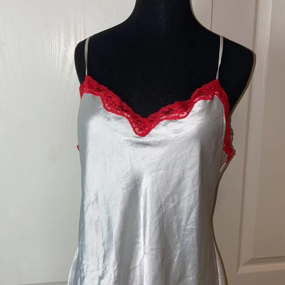 SOLD Y2K RETRO VINTAGE VICTORIAS SECRET WHITE SATIN RED LACE LINGERIE SLIP_3